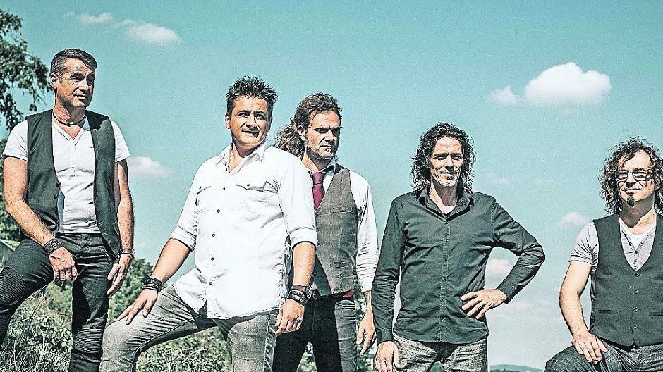 Vier Tops-Bands bieten kölsche Stimmung allererster Güte: Für die „Party-Nacht“ wird die Bühne in die Mitte gerückt!