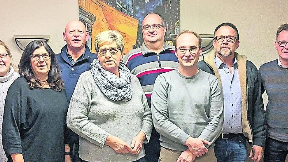  Im Bild von links: Claudia Pannes („CBP Linguistics“), Rita Allroggen („Beerdigungsinstitut Allroggen“), Oliver Benke („Magnetix“), Anne Wansart-Engel, J. Hahn („Süsswaren Hahn“), Dirk Bayer (Versicherungsmakler), Willi Feiser („Spargelhof Feiser)“, Rüdiger Lohmann („Hörcentrum Lohmann“). 