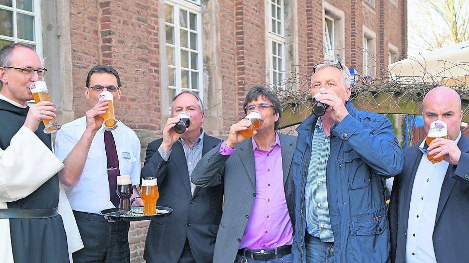  Prost zum ersten Probe-Schluck: Matthias Preckel, Andreas Scaps, Alois Seimetz und Michael Hollmann (von links) genießen zusammen mit Prior Bruno Robeck (ganz links) und dem Vertreter des fachkundigen Biergarten-Personals. 
