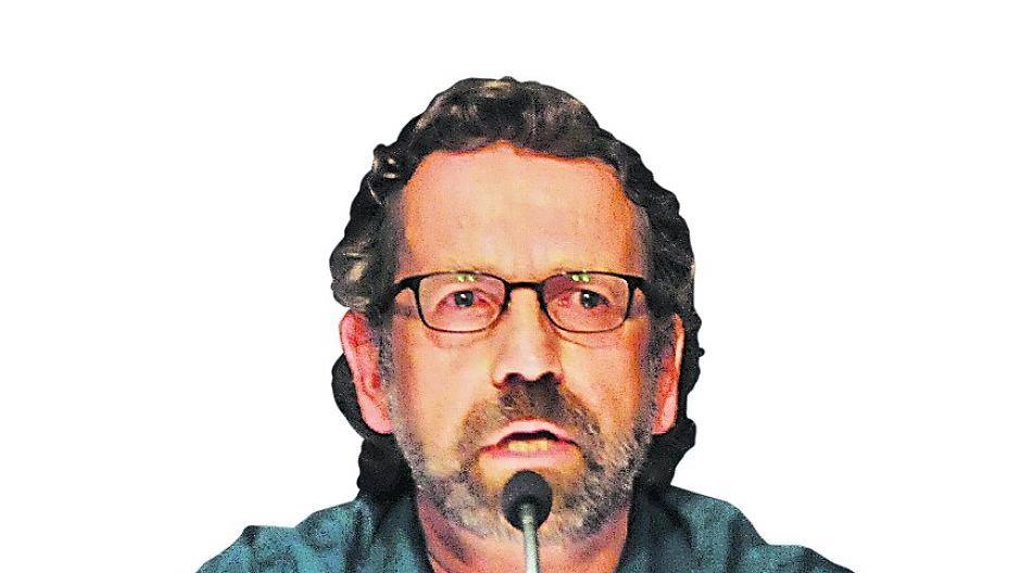  Arnold Küsters bei einer Lesung. Gegenüber dem Erft-Kurier gab er einen Einblick in die Kunst des Krimi-Schreibens. 
