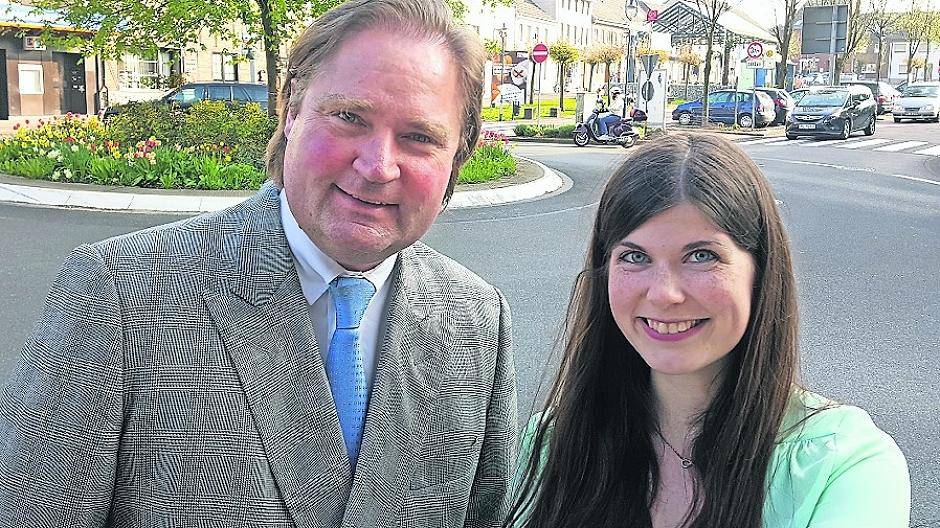  Lutz Lienenkämper zu Besuch in der Gemeinde Jüchen. Reporterin Alina Gries hat ihn am Marktplatz interviewt. 