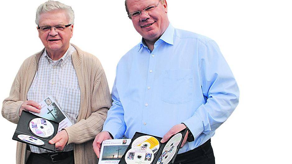  Josef Esser (links) überreichte Regionaldekan Ulrich Clancett zu seinem Priesterjubiläum von 25 Jahren zehn DVDs. 