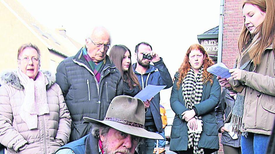  Gunter Demnig verlegt im ganzen Land seine „Stolpersteine“. In Grevenbroich war er zum sechsten Mal. 