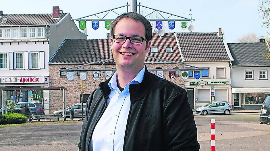  Noch steht er, bald muss er umziehen: Der Vereinsbaum des Heimat- und Schützenvereins Hochneukirch. Die Gemeinde hat in Abstimmung mit dem Präsidenten Benedikt Obst einen neuen schönen Platz gefunden. 