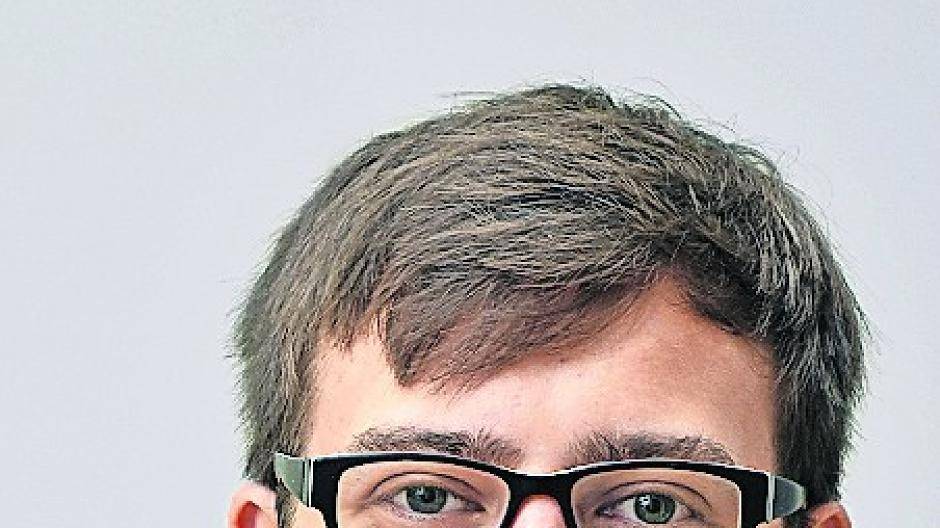  Lukas Kratzer (26) ist der neue Innenstadtmanager an der Seite von Wolfgang Haensch. Er rückt für Carina Rupp nach, die wie berichtet in Mutterschaftsurlaub geht. Kratzer machte in Erlangen seinen Master in Geografie, arbeitete dann im Quartiermanagement und Stadtmarketing in Feuchtwangen. Seit vorigem Mittwoch ist er nun bei „CIMA“ und für Grevenbroich zuständig. Im Intensivgang sei er dann mit den wichtigsten Punkten in der Schloss-Stadt vertraut gemacht worden. „Da haben die Köpfe geraucht“, sagt er in einem herrlich bayrischen Tonfall. Er wolle die Ideen der Bürger und der Betroffenen abfragen, um Lösungen zu finden. Kratzer stellte aber auch fest: „Es ist leider so, dass ich kein Zauberer bin.“ 