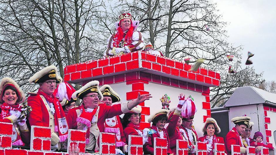  In Gustorf sind die Festwagen traditionell immer besonders imposant. Hier das Prunkstück in Rot und Weiß.  