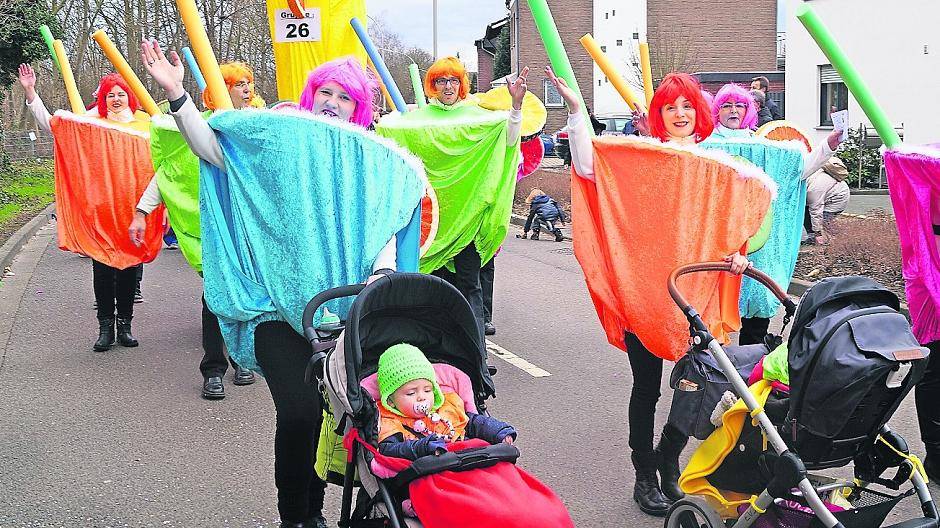  Karneval und Narrenzug geht auch als Familie, wie diese Gruppe aus dem Gustorfer Lindwurm nachhaltig beweist.  