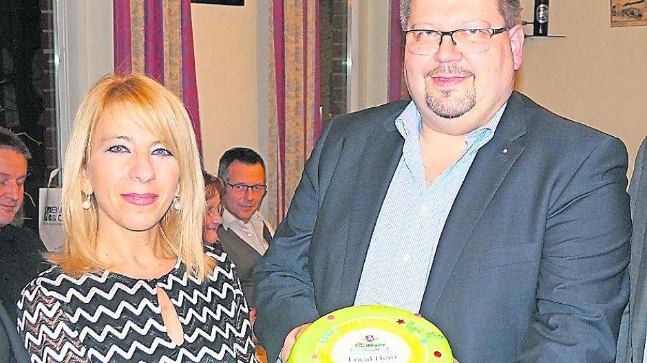  Innenstadt-Local-Hero Achim Mikulla, der für den Erhalt des jetzigen Kirmesplatz kämpft, bekam eine Torte mit Vanille-Creme und Himbeeren, gezaubert von Sarabella Colletto. Anni Bierbaum (links) begeisterte mit ihren Geschichten rund um die Grevenbroicher Geschichte.  
