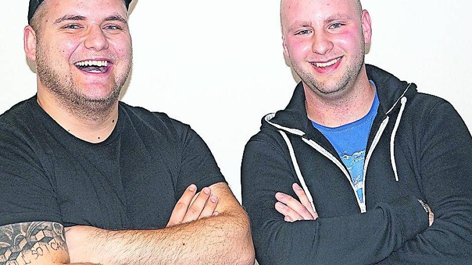  Patrick Wiersch und Manfred Höhne feiern als die „Rauchmeister“ ihr Einjähriges in der „Alten Feuerwache“.  
