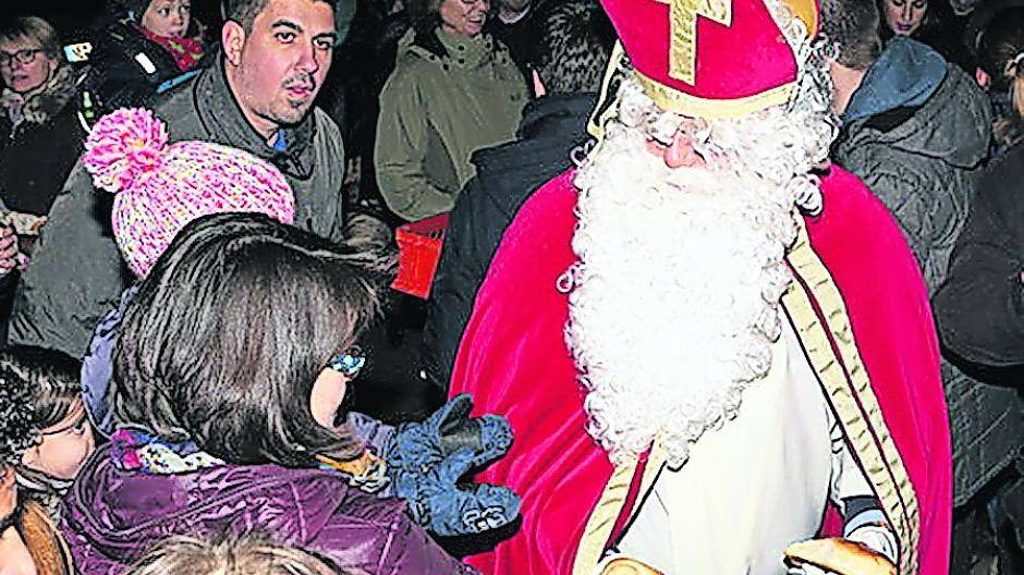  Beim „Anknipsen“ am Freitag wird auch der heilige Nikolaus auf dem Marktplatz vorbeischauen. 