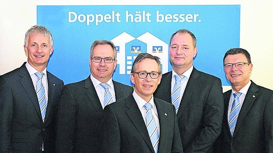  Im Bild von links: Patrick Grosche (Vorstand Volksbank Erft), Jörg Holz (Vorstand Raiffeisenbank), Volker Leisten (Vorstandsvorsitzender Volksbank Erft und künftiger Vorsitzender der fusionierten Bank), Christian Jansen (Vorstand Raiffeisenbank), Martin Ernst (Vorstand Volksbank Erft). 
