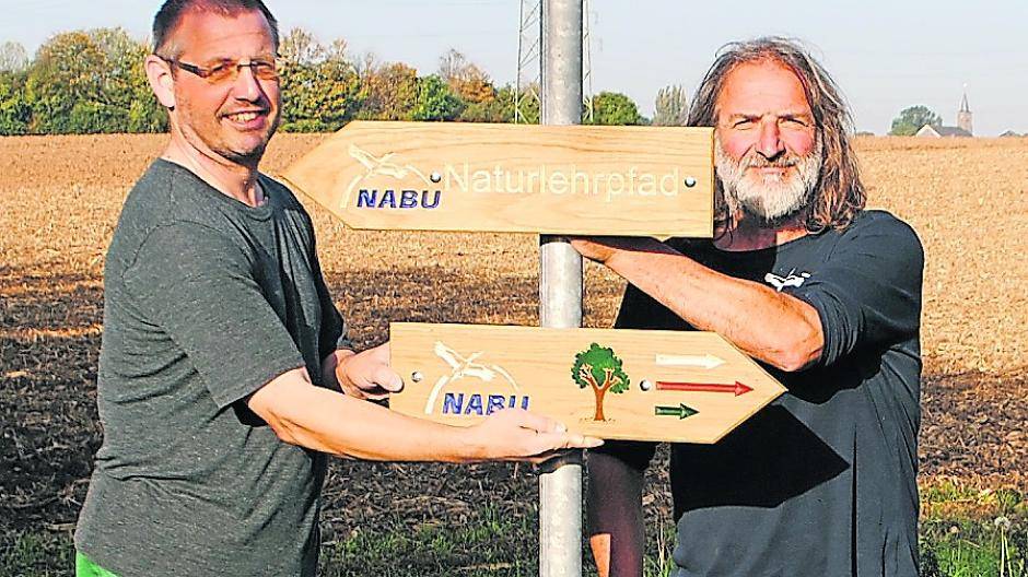  Rudolf Kuhn (links) und Paul Quack vom NABU mit den fertigen Wegschildern. Nur noch die Hinweistafeln fehlen. 