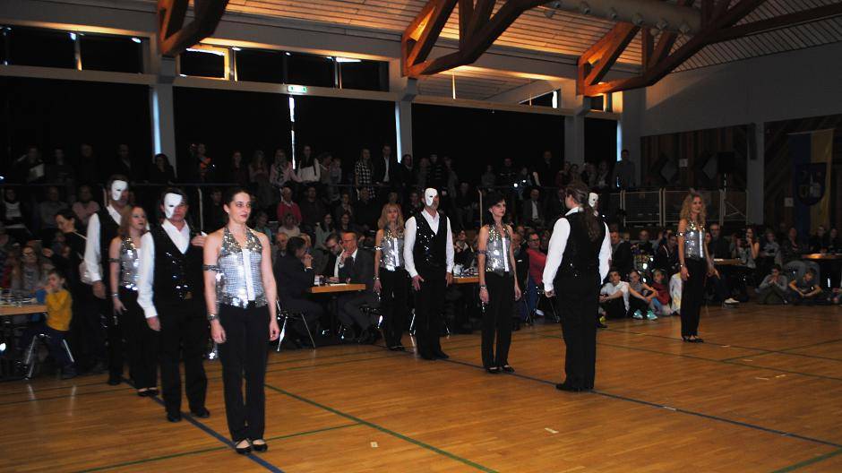 Die Discofox-Formation "Flashlights" zu der Choreografie "Musicals...