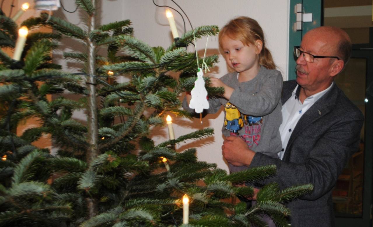 "Lasst uns froh und munter sein...!": Villa Kunterbunt-Kinder schmücken Rathausbaum