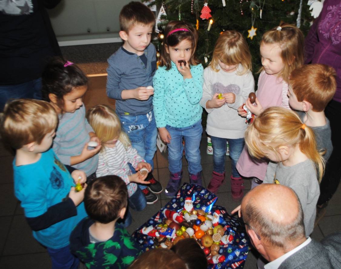 "Lasst uns froh und munter sein...!": Villa Kunterbunt-Kinder schmücken Rathausbaum