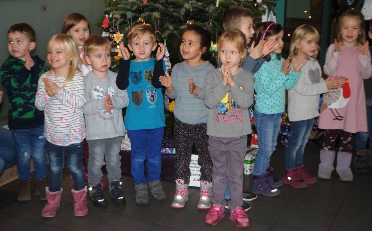 "Lasst uns froh und munter sein...!": Villa Kunterbunt-Kinder schmücken Rathausbaum