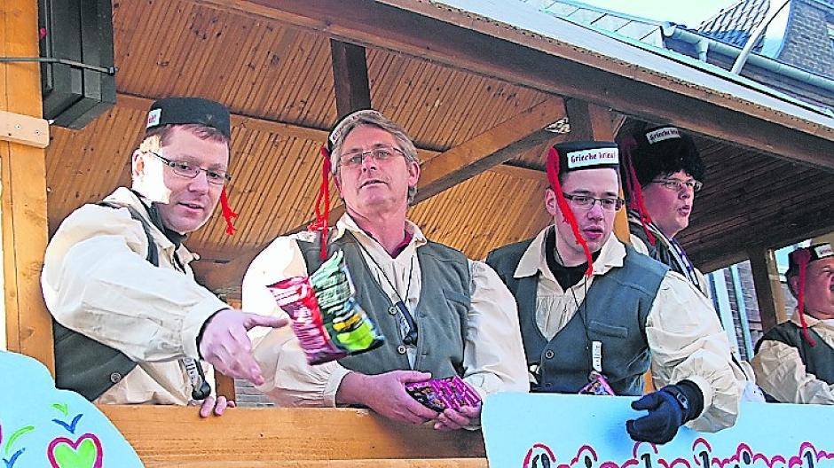  Der Straßenkarneval hat in Gustorf eine glorreiche und lange Tradition. Und das Archiv des Erft-Kurier ist voll von tollen Fotos, die dies auch anschaulich unter Beweis stellen. Hier haben wir drei aus dem Jahre 2012 herausgegriffen. 