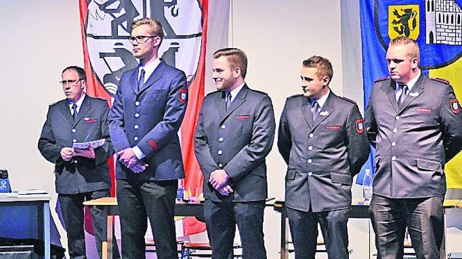  Diese Mitglieder der Feuerwehr wurden zum Oberfeuerwehrmann befördert. 