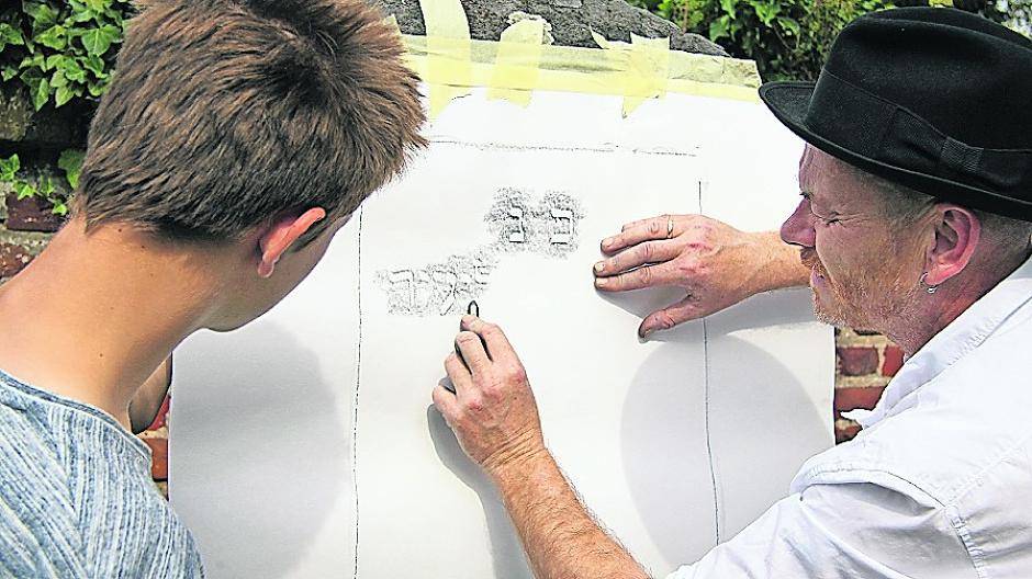  Gereon Riedel im vergangenen Sommer zusammen mit Gesamtschülern auf dem jüdischen Friedhof 