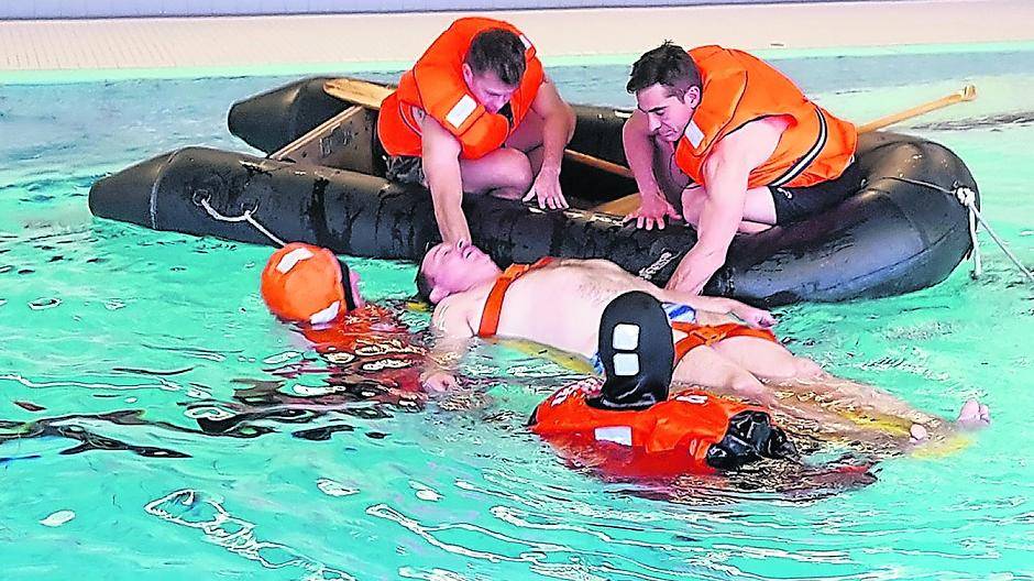  Im Jüchener Hallenbad übten die Florianer aus der Schloss-Stadt die Wasserrettung hilfloser Personen. Gerade im Winter besonders wichtig ... 