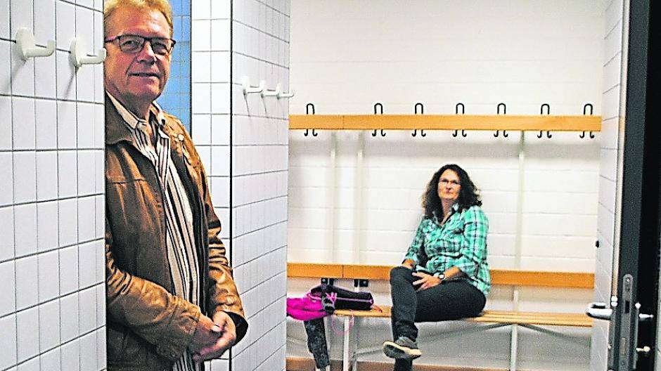  Heinz Kiefer (links) und Sandra Koglin in einer der wenigen Umkleidekabinen. 