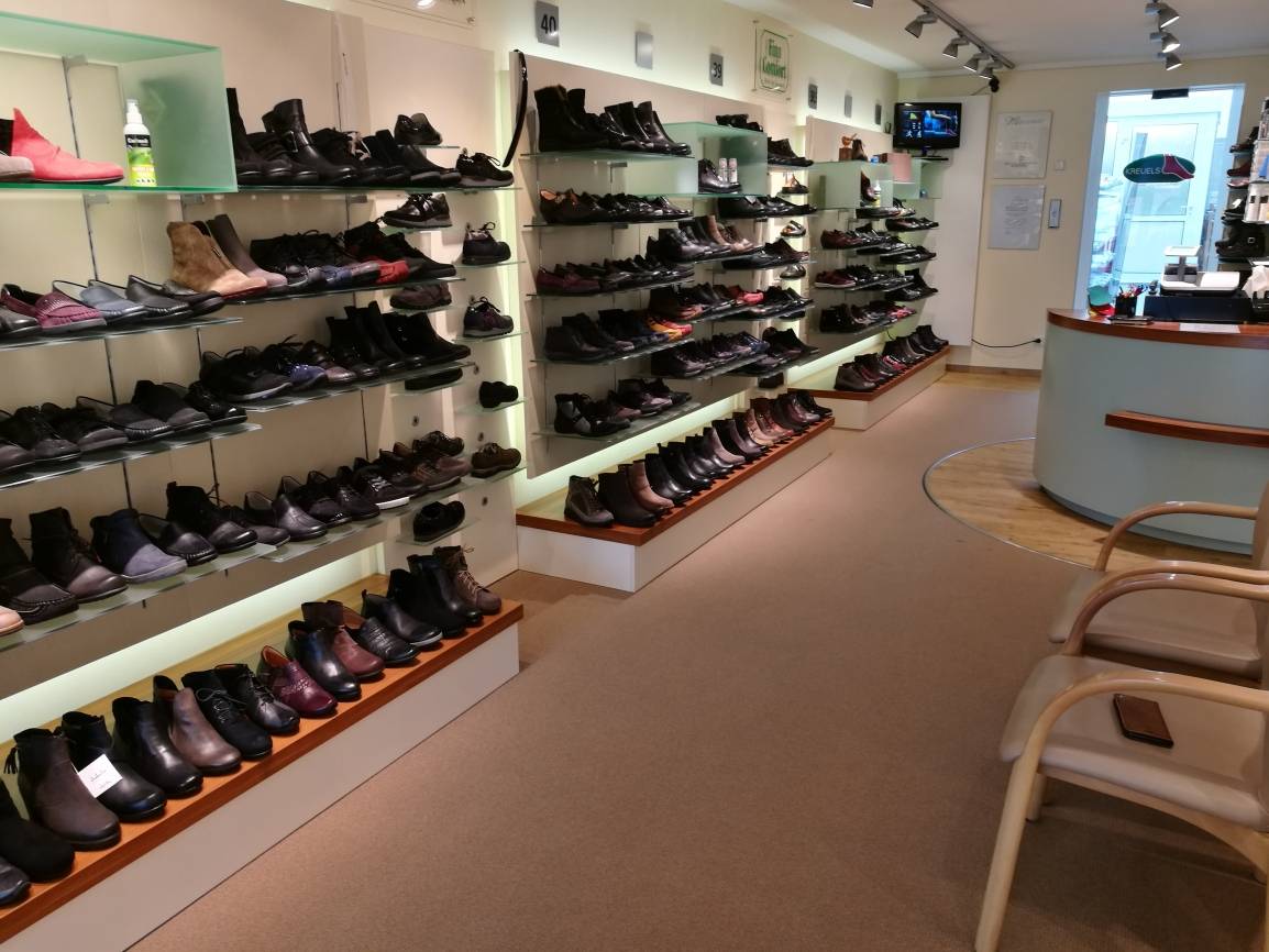 Schuhhaus Kreuels in Neukirchen feiert Jubiläum mit 20% - 70% auf aktuelle Ware