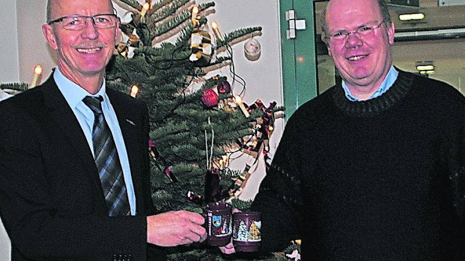  Alle zwei Jahre wird das Motiv der Glühweintasse geändert. In diesem Jahr wird es wieder das Gebäude sein, wo jetzt die Sparkasse steht. 