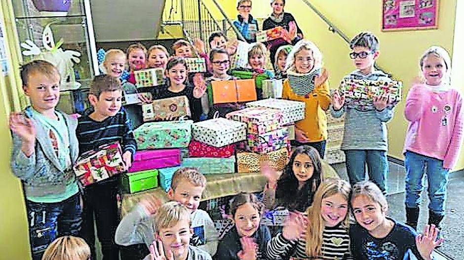  Die Weihnachtsengel an der „Lindenschule“. Es wurden fleißig Päckchen gesammlet, sodass der Abgabetermin verlängert wurde. 
