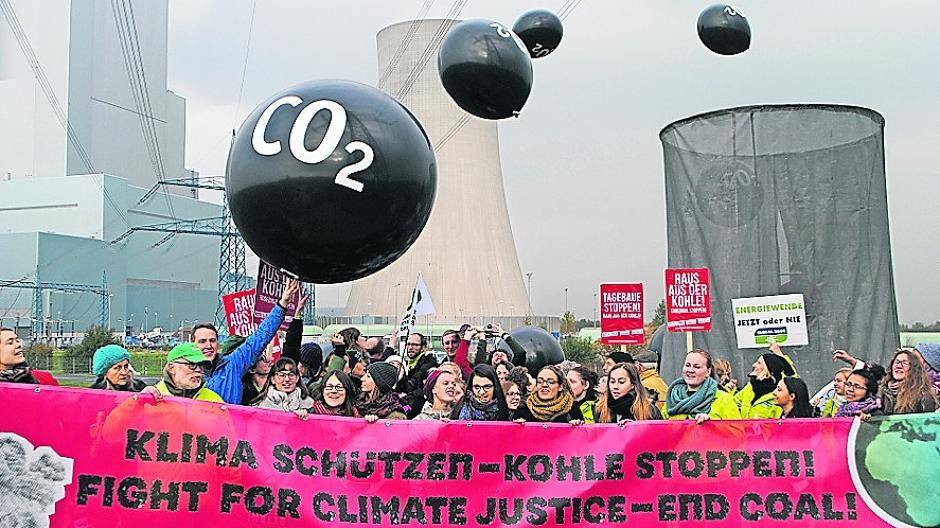  Zum Auftakt der Demonstrationen rund um den Bonner Klimagipfel machten Aktivisten die RWE-Kraftwerke in Grevenbroich zum Symbol für eine gescheiterte Umweltpolitik der Bundesregierung. Am Freitag versammelten sich etwa 100 Personen vor den Blöcken 2 und 3 des BoA-Geländes in Neurath. Das Demo-Netzwerk „Klima schützen — Kohle stoppen“, angeführt von Dirk Jansen und Christoph Bautz, forderte nicht weniger als die Hälfte aller Kraftwerke bis 2020 vom Netz zu nehmen. Welche Konsequenzen dies für die Region und die zahlreichen Arbeitnehmer zur Folge hätte, stand bei der Protestaktion im Hintergrund. Höhepunkt war die Darstellung eines CO²-emittierenden Kohlekraftwerks, mithilfe eines eigenhändig gefertigten Kühlturms, aus dem schwarze Ballons aufstiegen. Weitere Aktionen wurden bereits angekündigt. 