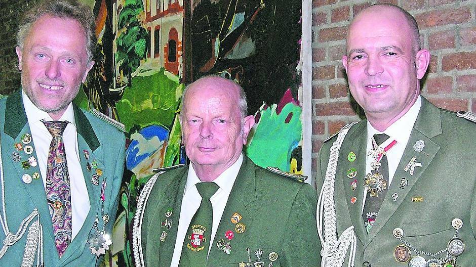  Willy Helfenstein, Josef Flesch und Christoph Oberbach betreuen den Fackelbau im Bürger-Schützen-Verein Grevenbroich. Heuer gibt es zehn eigene Fackeln. Aber — und das wissen die drei natürlich — ist es Jahr für Jahr immer wieder ein Kampf, die Züge für diese Mehrarbeit zu motivieren, die nun einmal sehr zeitintensiv ist. Und auch die technischen Anforderungen dürfen nicht unterschätzt werden. Da sind sie froh, wenn junge Züge sich was trauen ... 