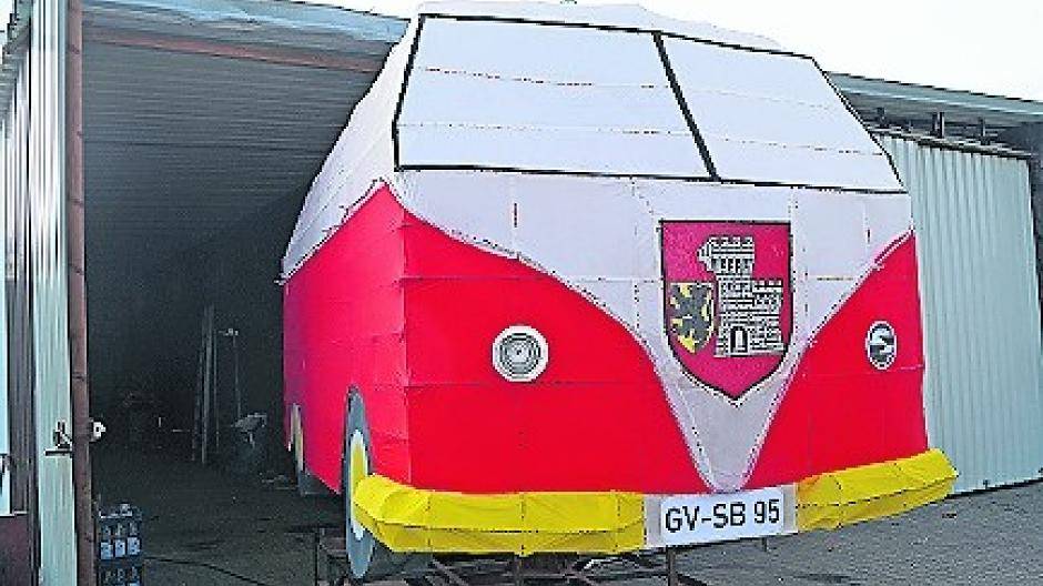  Der VW-Bus. Was steckt da wohl hinter? 