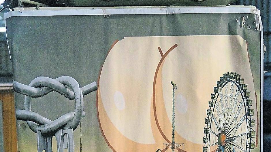  Das Rückenwand-Motiv: Schützen auf der Flucht vom Kirmesplatz am ... der Welt. 