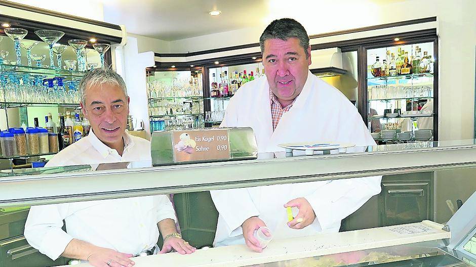  Georg Schlechtriem (rechts) bei der Kontrolle im Betrieb von Massimo Eder. Seine Familie ist seit 20 Jahren im Eisgeschäft aktiv. 