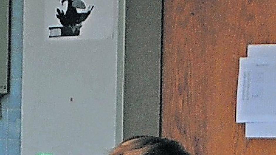  40 Jahre unterrichtete Monika Schmitz an der Erich-Kästner Grundschule. Mittlerweile nahm sie zum dritten Mal am Vorlesetag teil. In diesem Jahr las die pensionierte Lehrerin der Klasse 2c aus dem „Sams“ vor. „Die Schule muss mehr Verantwortung für die Ausbildung der Kinder übernehmen, da Eltern oft die Zeit dazu fehlt. Der Vorlesetag ist ein Mittel diesem Trend entgegenzuwirken“ sagte Schmitz.  