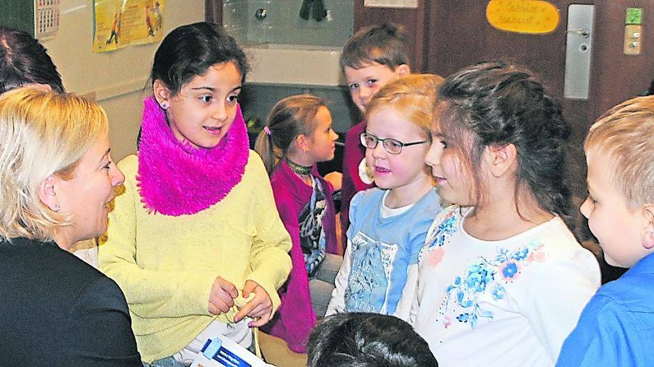  Landespolitikerin Heike Troles las nicht nur vor, sie erzählte auch von ihrer Arbeit im Landtag und von ihren Kindertagen in der Frimmersdorfer Grundschule. 