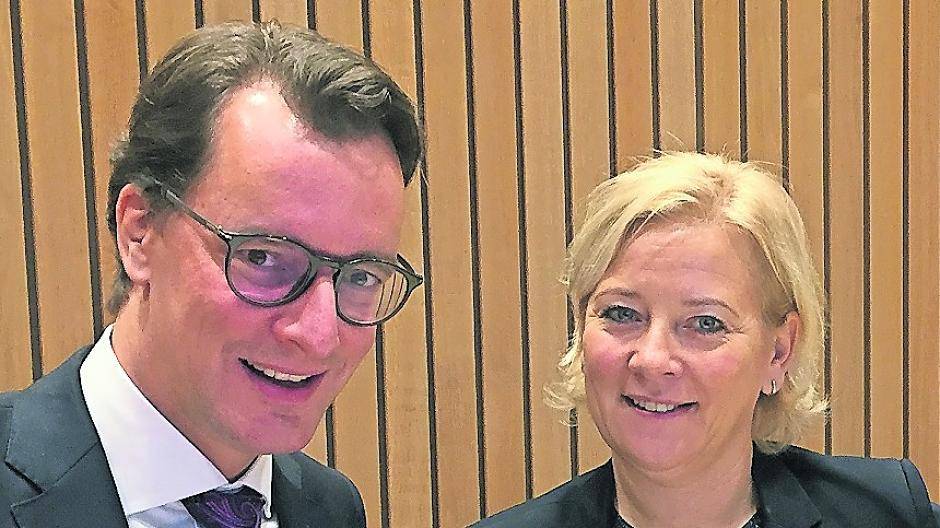  Hendrik Wüst im Gespräch mit der hiesigen Landtags-Abgeordneten: Heike Troles kämpft für die Ortsumgehung. 