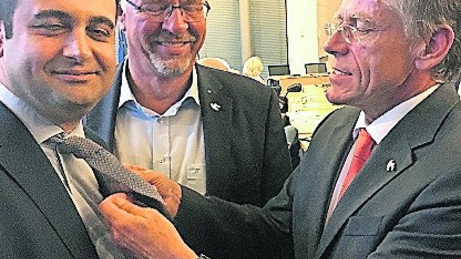  Zurück in den Bundestag schafften es die FDP und Bijan Dijr-Sarai, der Montag und Dienstag zur konstituierenden Fraktionssitzung in Berlin war. Heute Morgen saß er dann wieder an seinem Schreibtisch in der Kreisverwaltung. Erst mit der konstituierenden Sitzung des neuen Deutschen Bundestages sei er „MdB“. Und erst dann würde sein Arbeitsverhältnis mit der Kreisverwaltung enden. Sein Noch-Chef Landrat Hans-Jürgen Petrauschke kümmerte sich liebevoll um seinen Noch-Mitarbeiter und ordnete dem FDP-Politiker für das Kurier-Foto noch schnell die Krawatte ... 