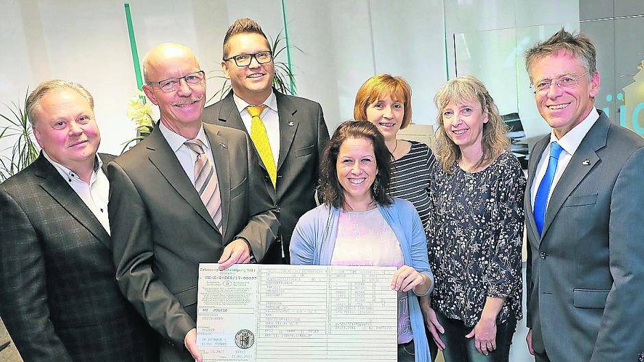  Landrat Hans Jürgen Petrauschke (rechts), Bürgermeister Harald Zillikens (zweiter von links), Projektleiter Jürgen Brings und Horst von Werden vom Kreis sowie Andrea Peters, Marion Krahwinkel und Claudia Willkomm stellen den neuen Bürgerservice vor. 