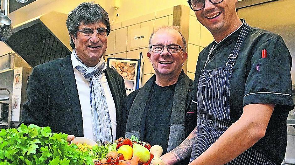  Vorfreude auf´s „Schnee-Ball“-Menü: Kloster-Geschäftsführer Alois J. Seimetz, Stadtsprecher Robert Jordan und Küchenchef Maximilian Kleis. 