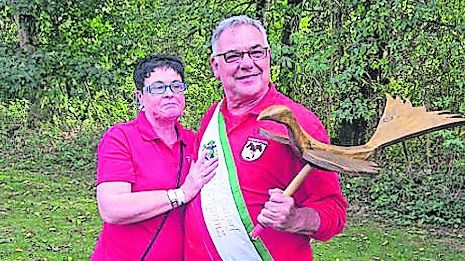  Peter Baust und Leni Groewer (hier noch kurz nach dem Vogelschuss) sind inzwischen zum Gustorfer Königspaar gekrönt worden. Nach dem Weihnachtsbaumschmücken ab 16 Uhr durch die Kindergärten und die Jugend-Abteilung wird es gemeinsam mit Präsident Hans Voigt um 17 Uhr die Beleuchtung des Weihnachtsbaums einschalten und damit die „Gustorfer Adventsmomente“ eröffnen.  