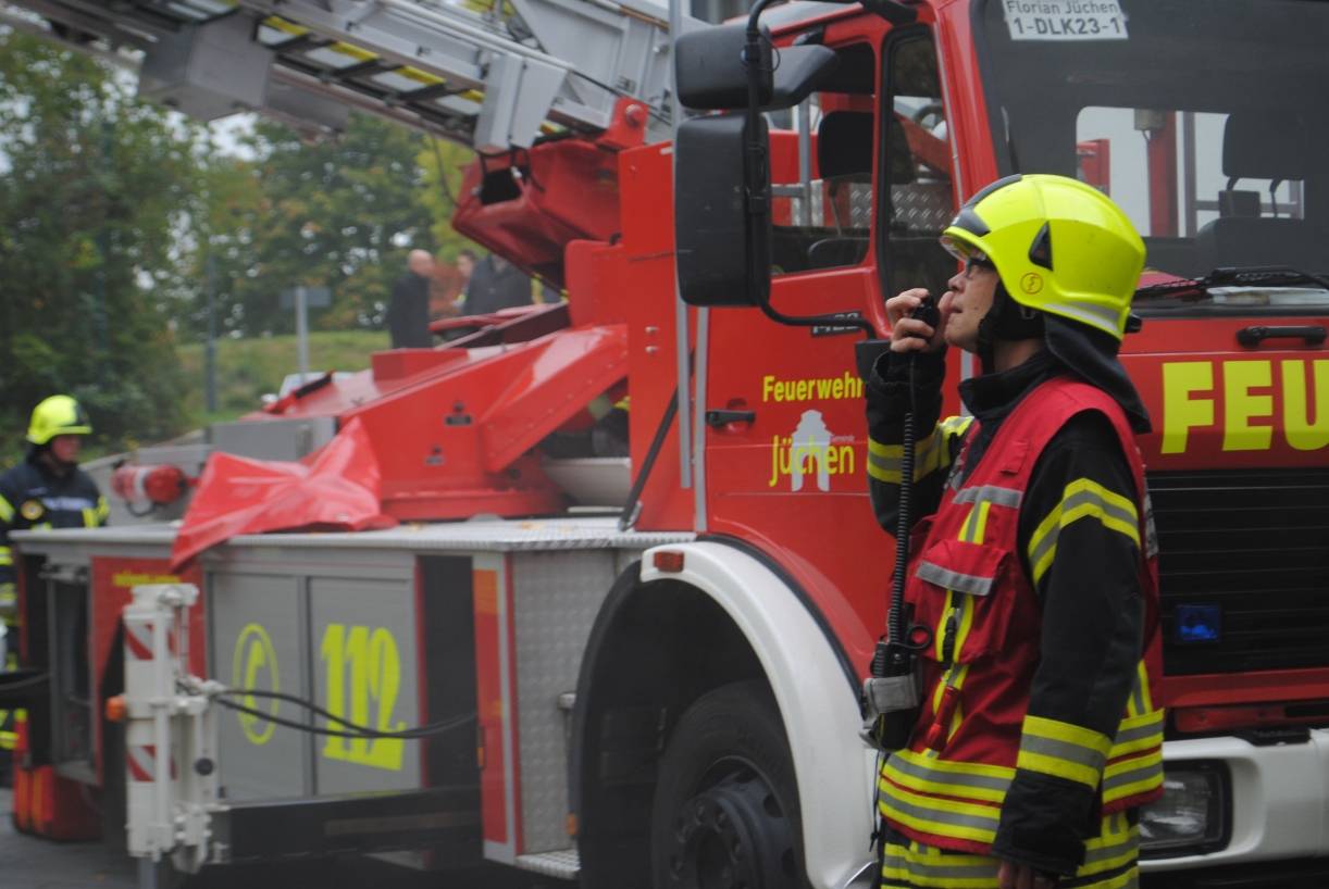  Die Jüchener Feuerwehr bei der Arbeit (Archivfoto).  