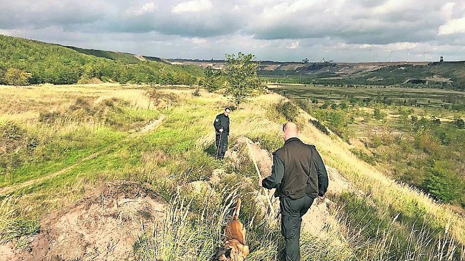  Bei den Suchmaßnahmen des vermissten Josef M. aus Bedburg wurden Hunde und sogar ein Hubschrauber eingesetzt. Am Donnerstag fand ein Zeuge dann die Leiche des Seniors am Tagebau Garzweiler. 
