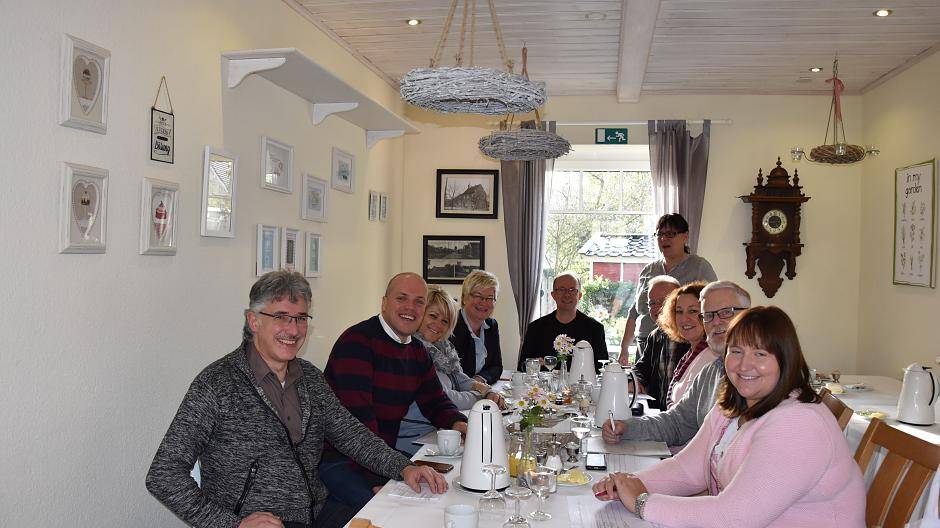Symbolisch: Krützen tankte Sprit und Kaffee in Langwaden