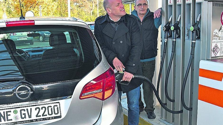  In Anwesenheit von Erol Usak betankte der Bürgermeister den ersten Dienstwagen vor Ort selbst. 
