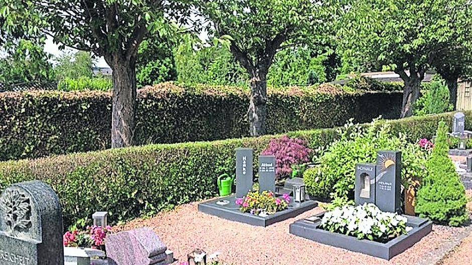  Kirschbäume und Hecken machten diese Stelle auf dem Wevelinghovener Friedhof zu einem lauschigen Platz.  