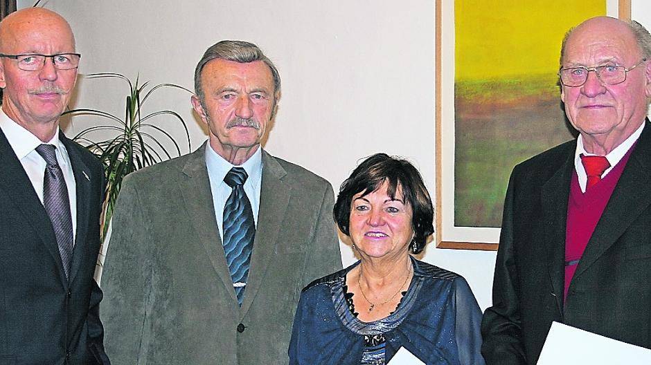  Bürgermeister Harald Zillikens (links) gratuliert Wolfgang Kuhn, Anna Gertrud Jansen und „Heinz-Willi“ Förster (rechts) bei der Feierstunde im „Haus Katz“. 