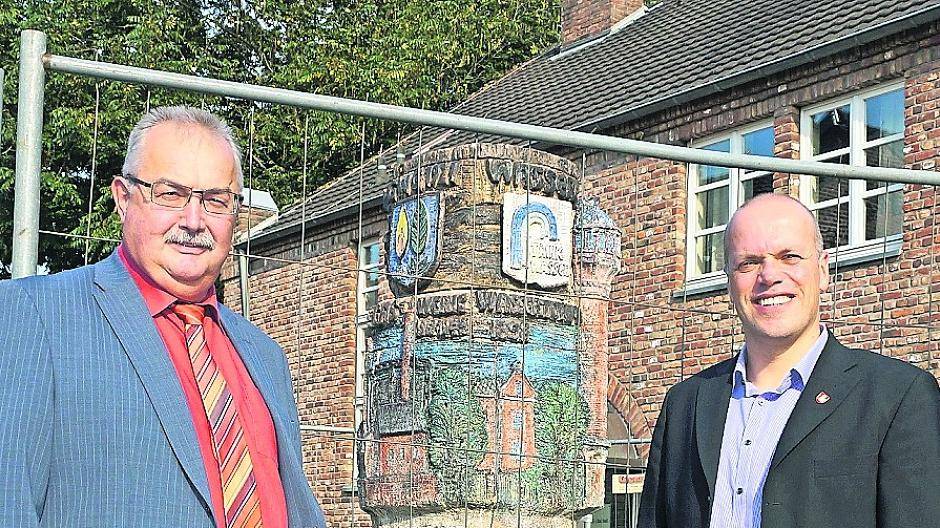  Willi Peitz und Klaus Krützen freuen sich, dass der Energiebrunnen wieder seine ursprüngliche Strahlkraft hat. 