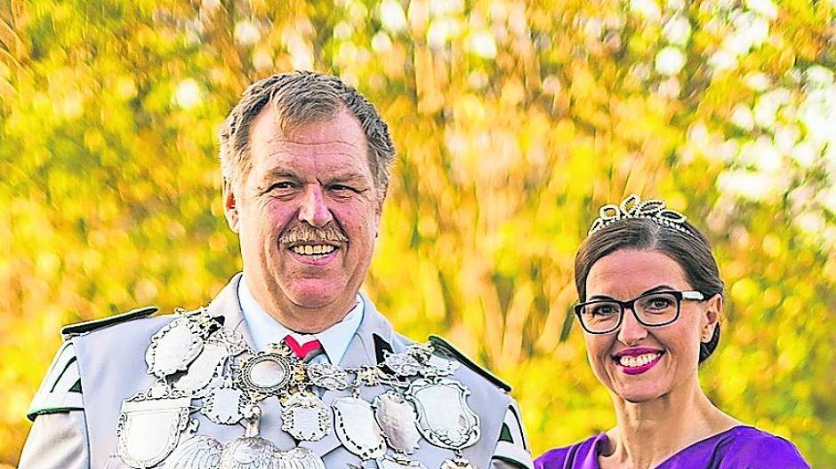  Ein Traum wird wahr für den höchsten Repräsentanten Walter Danke und seine charmante Königin Britta Müller-Bludau, das amtierende Königspaars des Bürger-Schützen-Vereins Wevelinghoven. Die beiden freuen sich auf das Einschießen des Schützen- und Heimatfestes 2017 zusammen mit der Artillerie und dem gesamten Regiment des BSV Wevelinghoven am Schützenfestsamstag. Auch die komplette schützenbegeisterte Familie von Walter Danke und Britta Müller-Bludau freut sich seit dem vorjährigen Königsvogelschuss und der prächtigen Krönung am Schützenfestdienstag auf die kommenden Tage des Frohsinns und der Freude. Nicht nur seinen Pflichten als Majestät meistert er seitdem mit Bravour, auch genießt er bei seinen Spielkameraden und Zugmitgliedern ein hohes Ansehen. Daher ist es nur selbstverständlich, dass zum 90-jährigen Bestehen des Tambour-Corps er die Gelegenheit beim Schopfe packte und an die Vogelstange trat, um seinen „Verein“ auch nach außen stärker zu repräsentieren. Wundervoll wird sich auch die Königin präsentieren. Davon werden sich wieder einmal die zahlreichen Besucher der Festumzüge am Samstag, Sonntag und Montag vergewissern dürfen. Die Königin wuchs auch in der Gartenstadt Wevelinghoven auf. Die gelernte zahnmedizinische Fachangestellte, die in Düsseldorf arbeitet, lebt mit ihrem Mann Bernhard und den Kindern Lena und Lars noch auf der Neusser-Furth. 