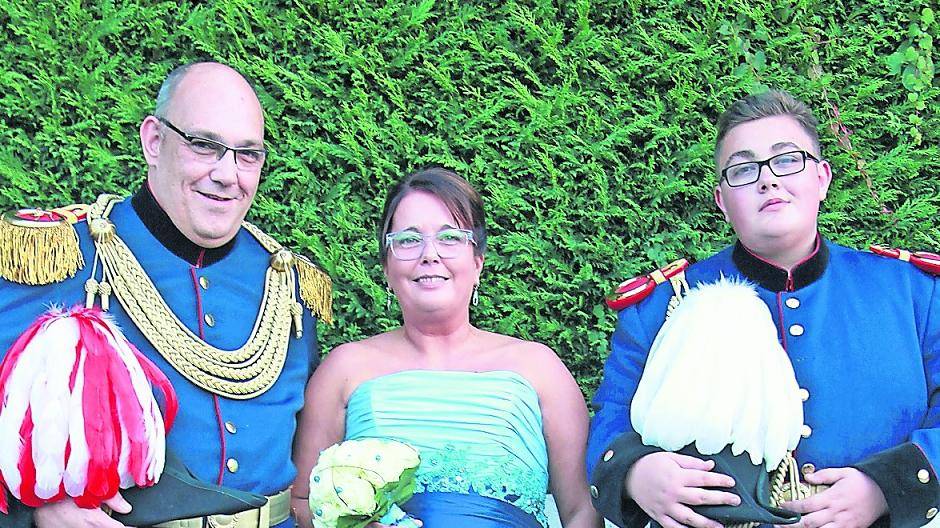  Die königliche Familie mit Markus und Jasmin Preuße im Mittelpunkt. Die Kinder Lukas und Johanna unterstützzen ihre Eltern selbstverständlich. Zum königlichen Hofstaat gehören neben den beiden Adjutanten Lukas Preuße und Detlef Deckmann die Prinzen und Prinzessinnen Leon Stranz, Emilia Müller und Nele Zumbroich. Man sieht: Alles bestens gerichtet für ein ganz großes Schützenfest. 