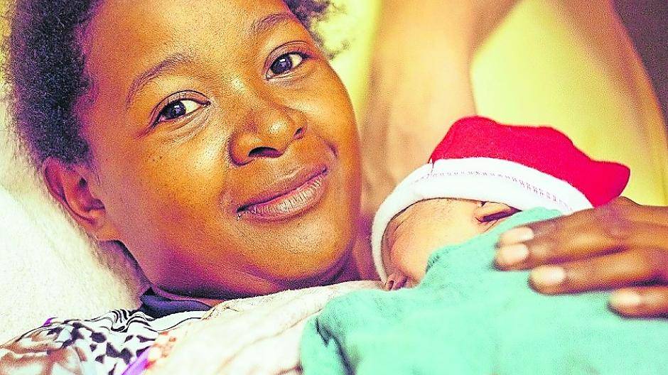  Tanja Hock (links) engagiert sich weiter auf Madagaskar für die Ärmsten der Armen. Und Sie bitte deshalb um Spenden: „Möchten Sie eine schwangere Frau in Madagaskar unterstützen? Dann werden Sie jetzt Pate für eine werdenden Mutter“, lautet ihr Aufruf. Wie man helfen kann, wird im nebenstehenden Bericht ganz ausführlich beschrieben. 